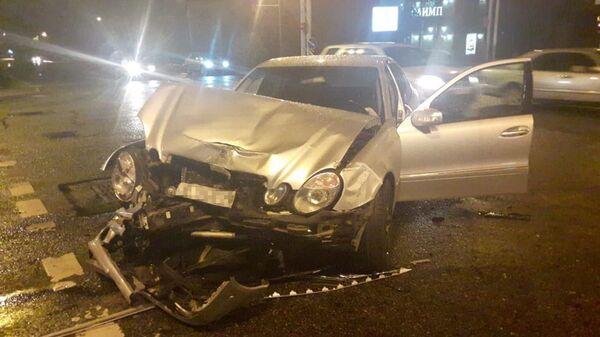 Два автомобиля столкнулись на пересечении Абая - Сейфуллина - Sputnik Казахстан