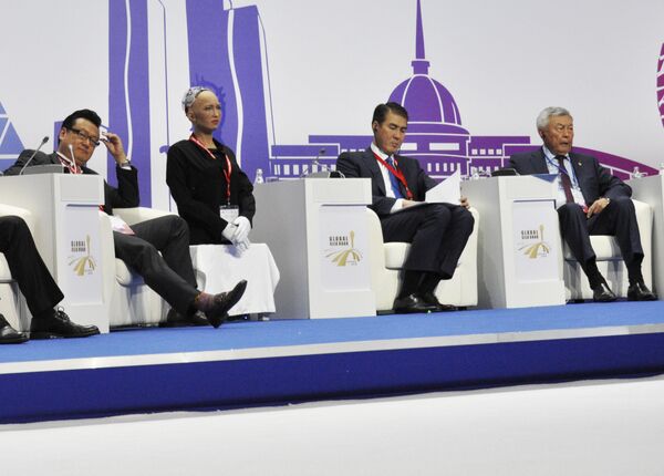 Киборг-гиноид София на форуме мэров городов стран Шелкового пути Киборг-гиноид София на форуме мэров городов стран Шелкового пути - Sputnik Казахстан