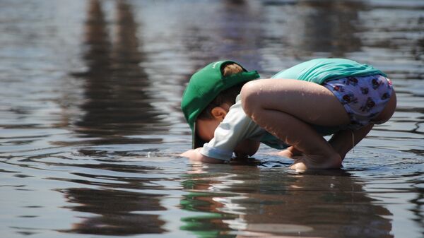 Ребенок у воды, архивное фото - Sputnik Казахстан