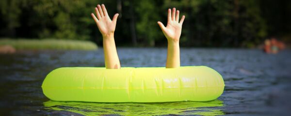 Суға батып жатқан адам - Sputnik Қазақстан