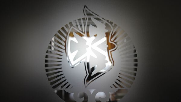 Логотип АО ФНБ Самрук-Қазына на витражном стекле - Sputnik Казахстан