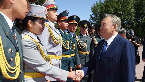 Президент Казахстана Нурсултан Назарбаев принял участие в церемонии поднятия государственного флага - Sputnik Казахстан