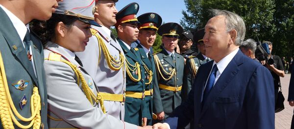 Президент Казахстана Нурсултан Назарбаев принял участие в церемонии поднятия государственного флага - Sputnik Казахстан