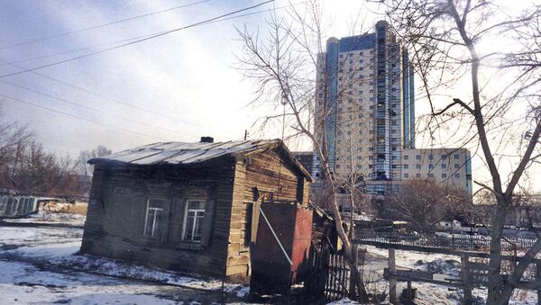 Ветхий дом рядом с современным зданием, архивное фото - Sputnik Казахстан