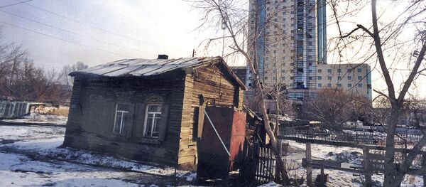 Ветхий дом рядом с современным зданием, архивное фото - Sputnik Казахстан