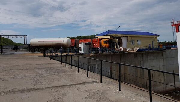 Газовоз и большегруз столкнулись на гидроузле - Sputnik Казахстан