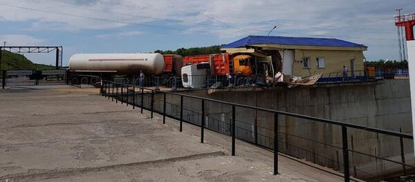 Газовоз и большегруз столкнулись на гидроузле - Sputnik Казахстан