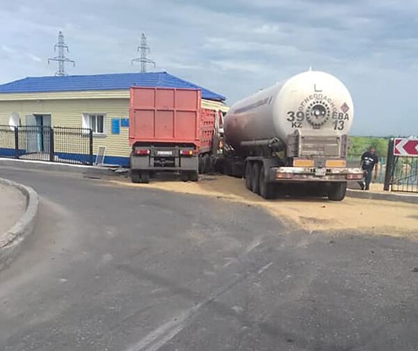 Газовоз и большегруз столкнулись на гидроузле - Sputnik Казахстан