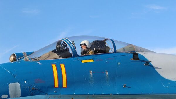 Командующий ВВС Даурен Косанов совершил полет на восстановленном после аварии Су-27 - Sputnik Казахстан
