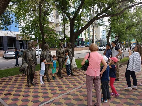 Скульптура Битлз на Арбате в Астане - Sputnik Казахстан