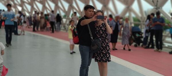 Люди делают селфи на новом пешеходном мосту в Астане Люди делают селфи на новом пешеходном мосту в Астане - Sputnik Казахстан