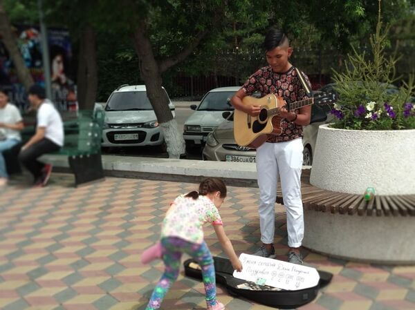 Музыкант Аблай празднует 17-летие на Арбате - Sputnik Казахстан