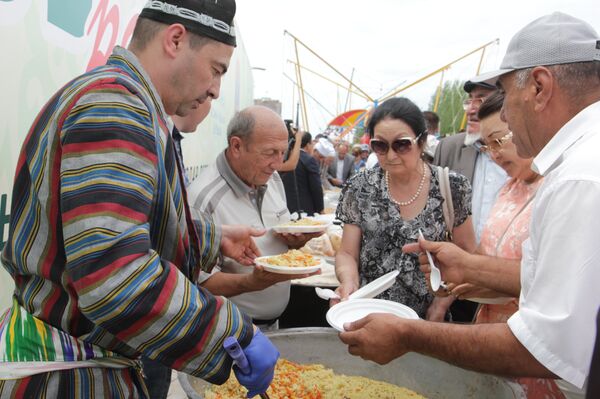 Астанчан в День столицы угостили пловом - Sputnik Казахстан