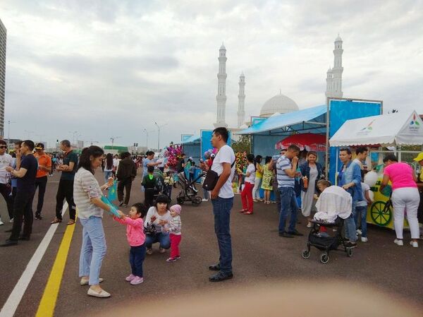 Люди перед концертом на площади Қазақ Елі Люди перед концертом на площади Қазақ Елі - Sputnik Казахстан