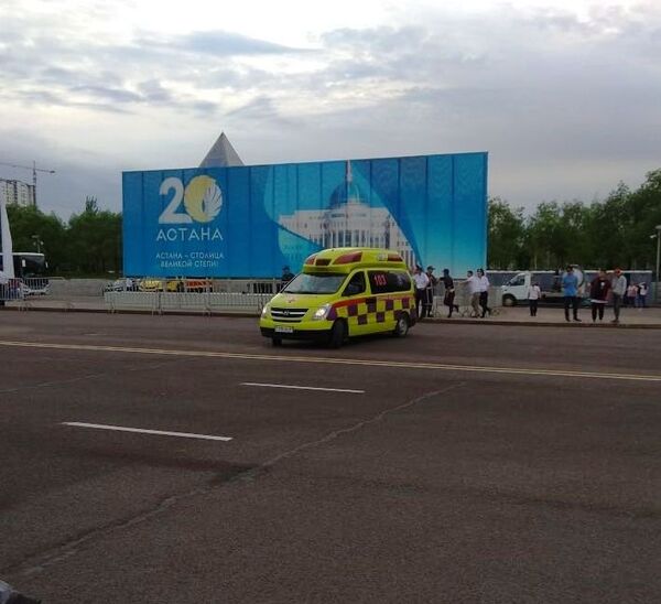 Автомобиль скорой помощи на площади, где проходил концерт Автомобиль скорой помощи на площади, где проходил концерт - Sputnik Казахстан