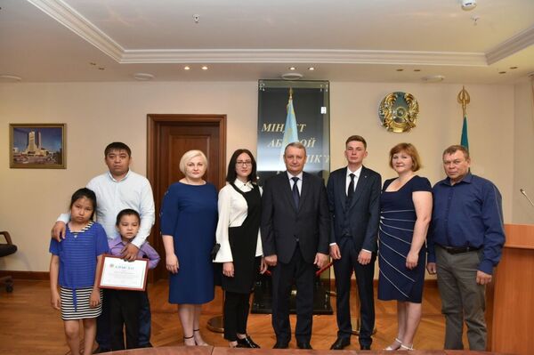 Председатель комитета по ЧС Владимир Беккер вручил благодарственные письма участникам спасения мальчика в Астане - Sputnik Казахстан