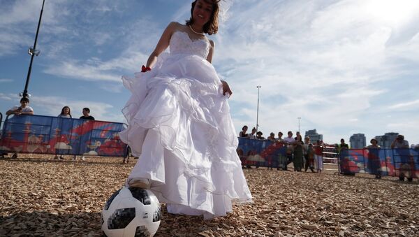 Невеста с футбольным мячом - Sputnik Казахстан
