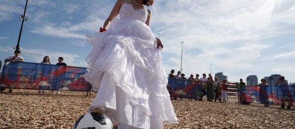 Невеста с футбольным мячом - Sputnik Казахстан