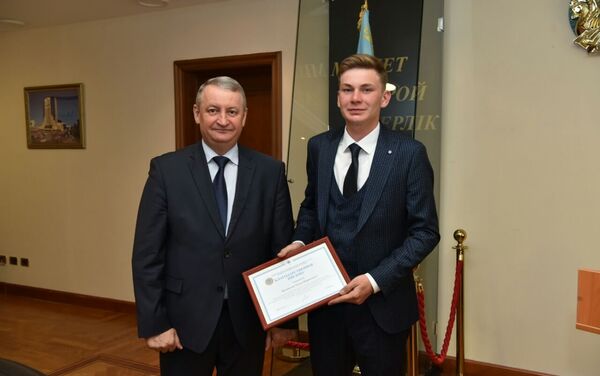 Председатель Комитета по ЧС Владимир Беккер и Тимур Насибуллин - Sputnik Казахстан
