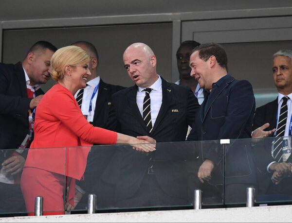 Председатель правительства РФ Дмитрий Медведев и президент Республики Хорватия Колинда Грабар-Китарович. В центре - президент ФИФА Джанни Инфантино Председатель правительства РФ Дмитрий Медведев и президент Республики Хорватия Колинда Грабар-Китарович. В центре - президент ФИФА Джанни Инфантино - Sputnik Казахстан