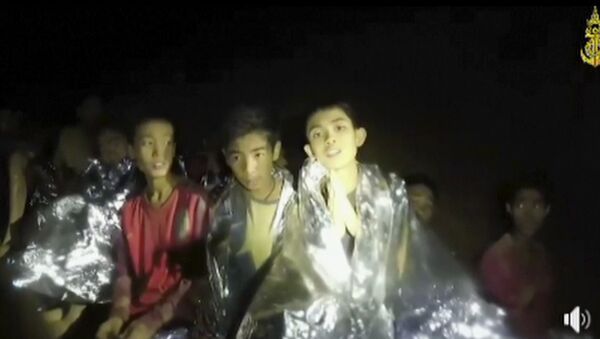 Школьники, оказавшиеся заблокированными в пещере - Sputnik Казахстан