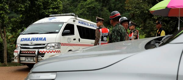 Автомобиль скорой помощи рядом с дорогой, ведущей к затопленной пещере - Sputnik Казахстан