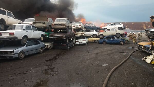 Сто пожарных тушили пункт приема автомобилей  в Костанае - Sputnik Казахстан