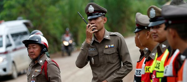 Полицейское оцепление на дороге, ведущей к затопленной пещере - Sputnik Казахстан