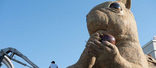 Гигантский арт-объект Белка в Алматы - Sputnik Казахстан