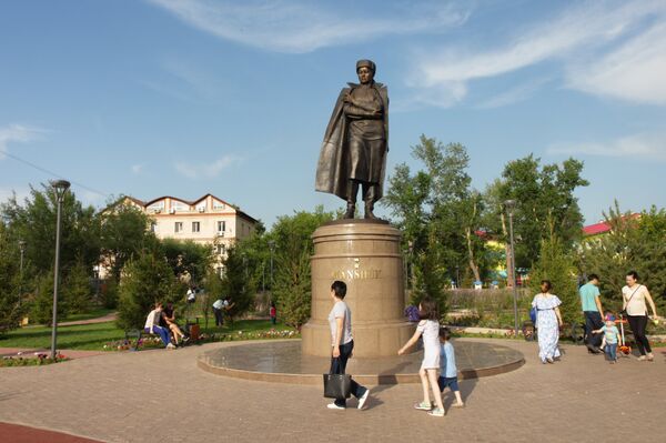 Памятник Маншук Маметовой - Sputnik Казахстан