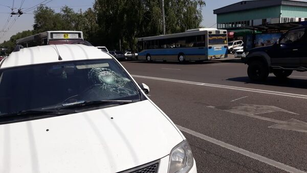 Лада Ларгус сбила выходившую из автобуса девушку - Sputnik Казахстан