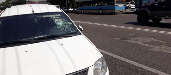 Лада Ларгус сбила выходившую из автобуса девушку - Sputnik Казахстан