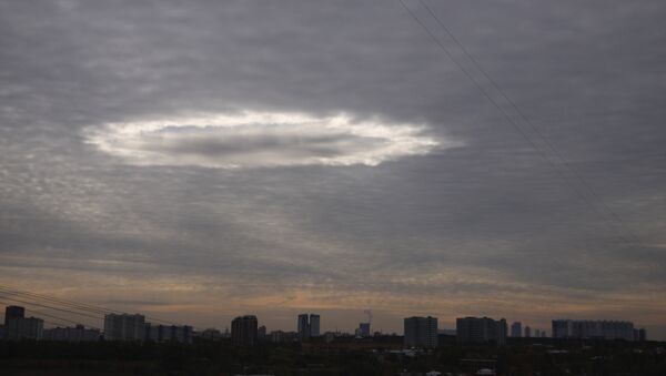 Странное светящееся облако необычной формы над городов, архивное фото - Sputnik Казахстан