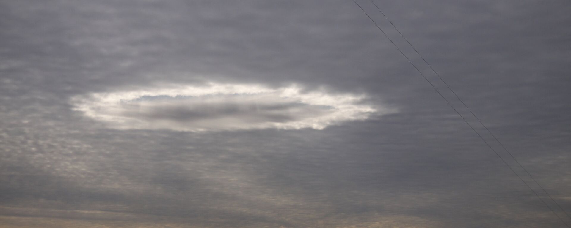 Странное светящееся облако необычной формы над городов, архивное фото  - Sputnik Казахстан, 1920, 14.08.2020