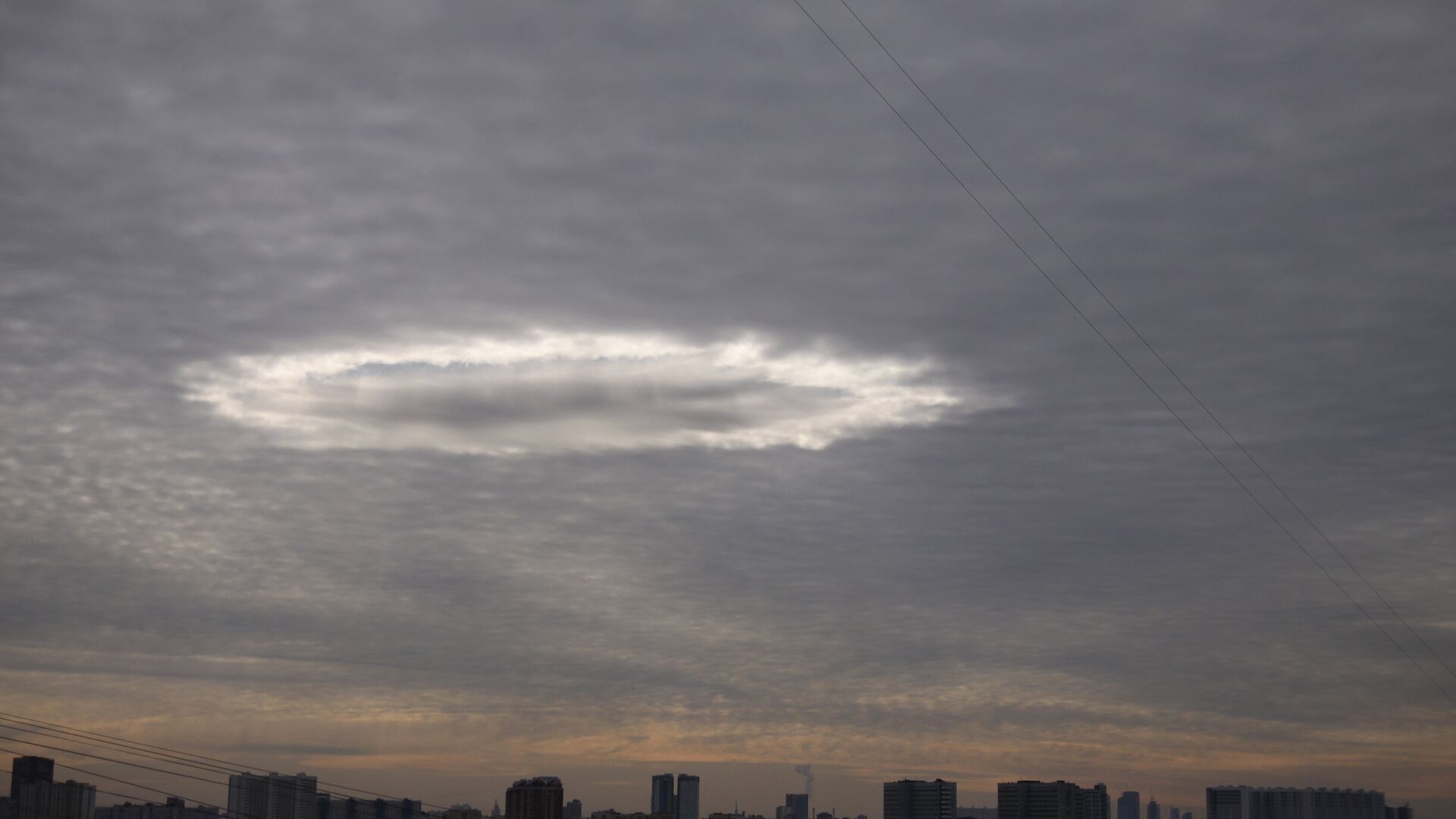 Странное светящееся облако необычной формы над городов, архивное фото  - Sputnik Казахстан, 1920, 07.01.2023