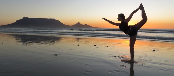 Девушка на пляже занимается йогой, архивное фото - Sputnik Казахстан