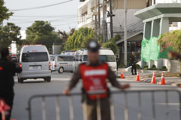 Полицейское оцепление вблизи госпиталя, куда доставляют пострадавших детей Полицейское оцепление вблизи госпиталя, куда доставляют пострадавших детей - Sputnik Казахстан
