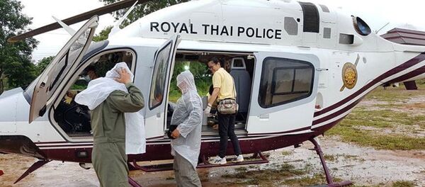 Спасатели готовят транспорт для эвакуации мальчиков и их тренера по футболу - Sputnik Казахстан