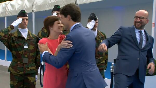Трюдо не заметил премьер-министра Бельгии во время приветствия жены - Sputnik Казахстан