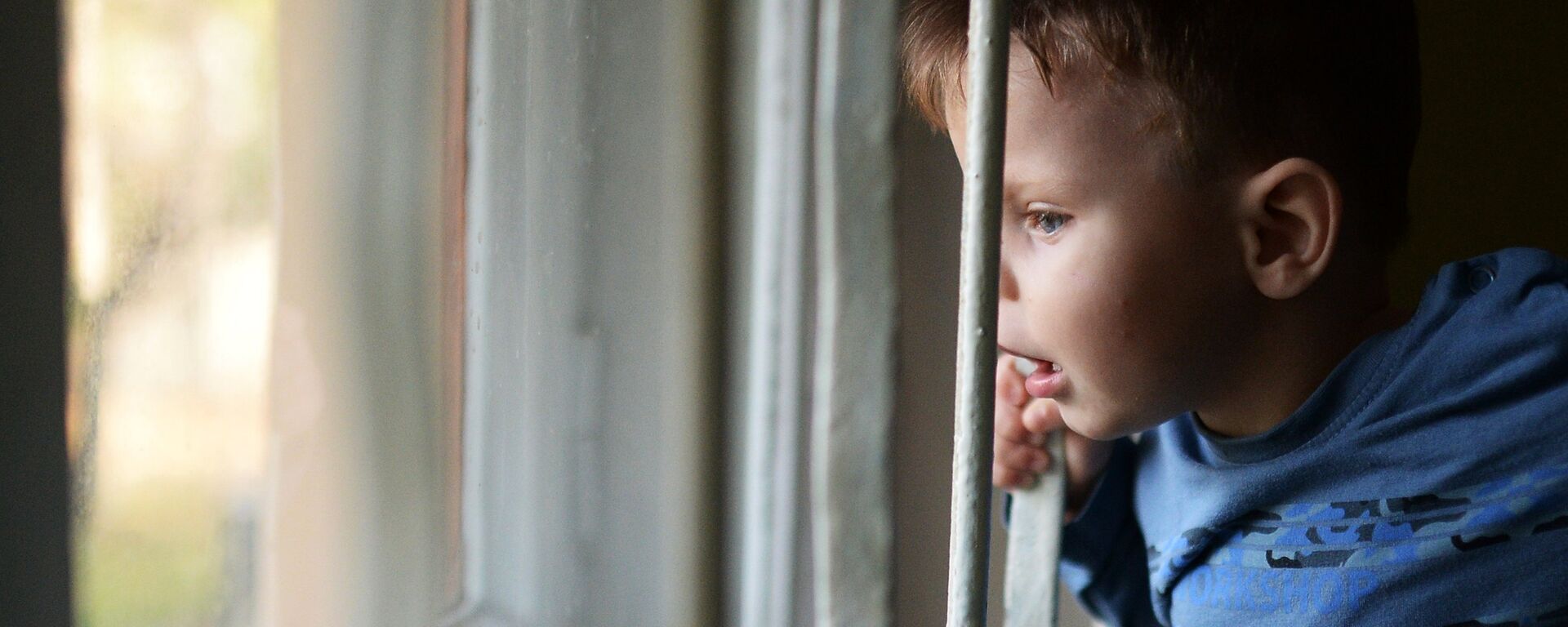 Ребенок смотрит в окно, архивное фото - Sputnik Казахстан, 1920, 28.07.2022