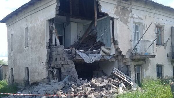 Подъезд аварийного дома обрушился в Петропавловске - Sputnik Казахстан