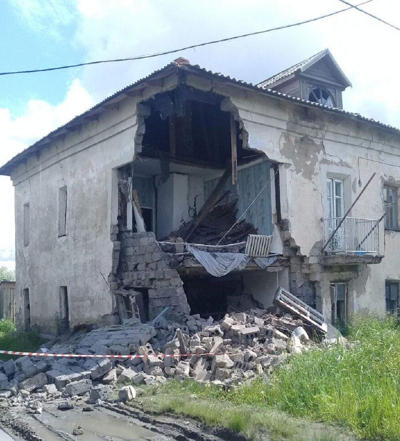 Аварийный дом обрушился в Петропавловске