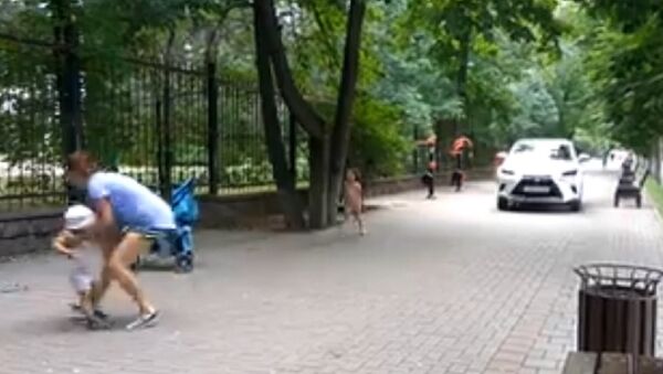 Едва не сбила детей: иномарка проехала по тротуару в Алматы - Sputnik Казахстан