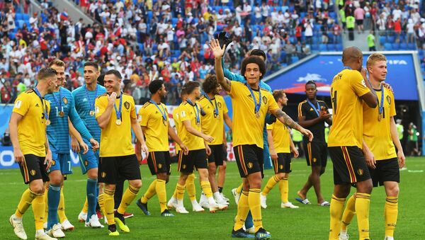 Игроки сборной Бельгии приветствуют болельщиков на церемонии награждения бронзовыми медалями чемпиона мира по футболу 2018 - Sputnik Қазақстан