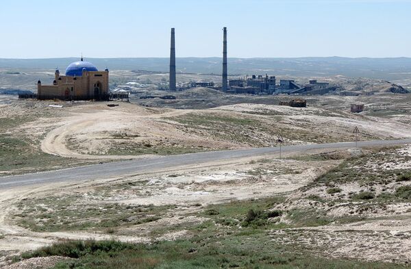 Мавзолей под голубым куполом на фоне почерневших труб - Sputnik Казахстан