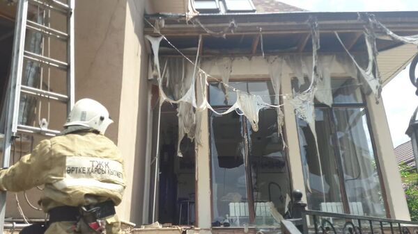 В Алматы в Медеуском районе произошел пожар в частном секторе - Sputnik Казахстан