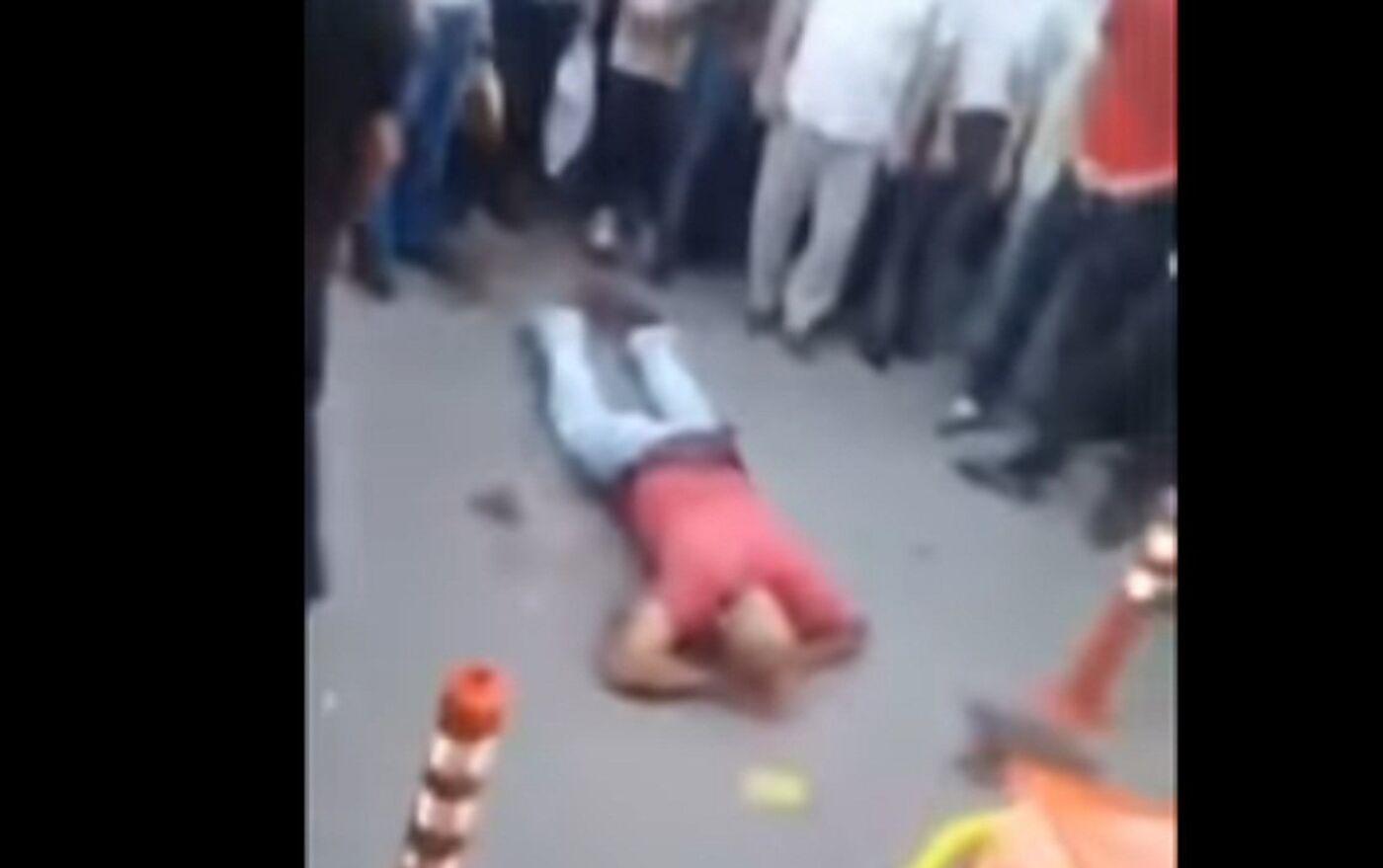 Разъяренный отец пытался кастрировать мужчину на улице – видео очевидцев -  16.07.2018, Sputnik Казахстан