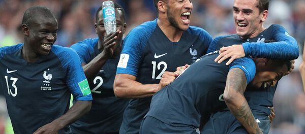 Сборная Франции радуется победе на ЧМ 2018 - Sputnik Казахстан