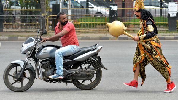 Акция индийских полицейских. Мужчина, одетый как бог смерти Ямарадж, преследует мотоциклистов, которые не носят шлемы - Sputnik Казахстан