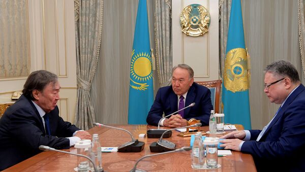 Глава Казахстана встретился с писателем Олжасом Сулейменовым - Sputnik Казахстан